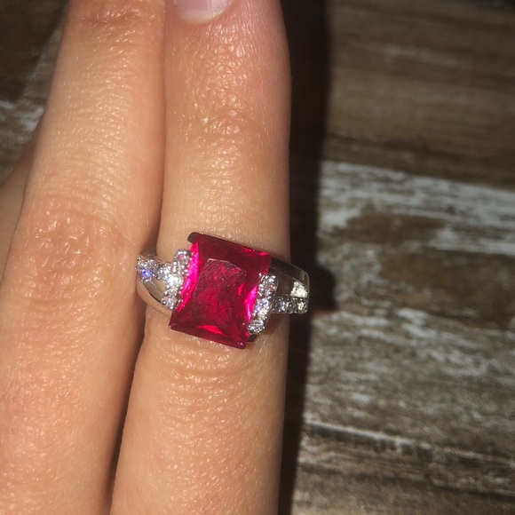 Gorgeous Red Ring - Picture 1 of 2